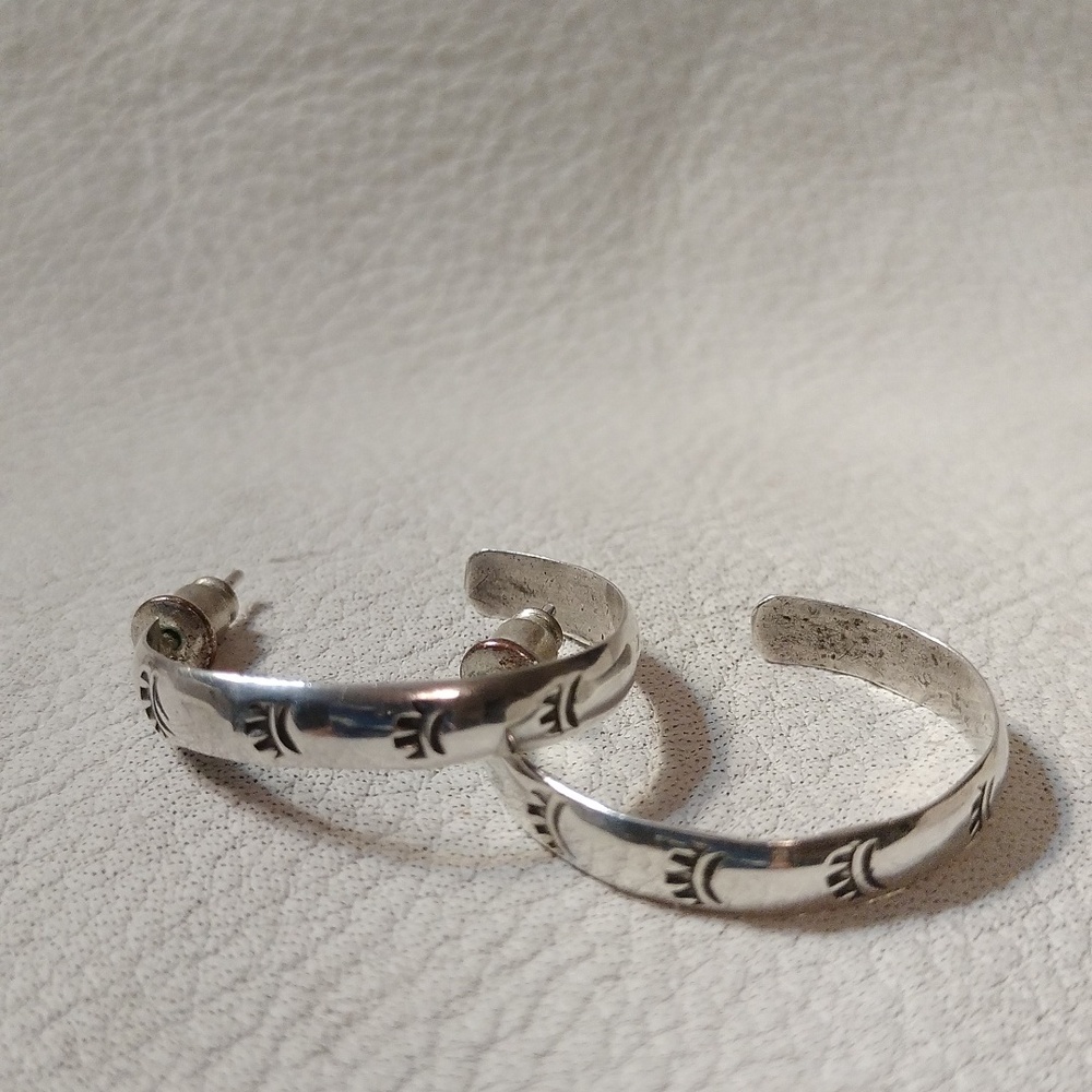 Navajo sterling silver hoop earrings 1" across - Picture 2 of 3